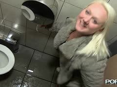 Sexy Blondine angesprochen