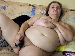Oma fickt sich mit Dildo