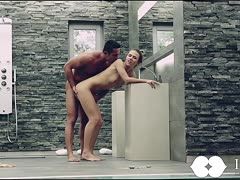 Sexy Nutte im Stehen gefickt