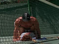 Geile Rothaarige wird auf dem Tennisplatz in den Arsch gefickt
