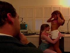 Der alte Sack lässt zwei Schulmädchen sich gegenseitig die Fotze lecken