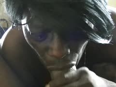 Neger Milf saugt schwarzen Pimmel leer