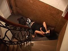 Verliebtes geiles Paar hat heimlich Oralverkehr im Treppenhaus