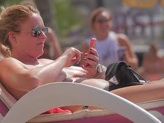 Halbnackte Amateurinnen am Strand heimlich gefilmt