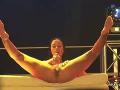 Stip und geile Solosex Show auf der Bühne