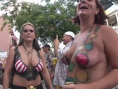Weiber mit Bodypainting-Titten beim Karneval