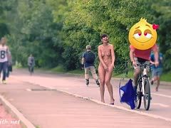 Nackte Frau im Park