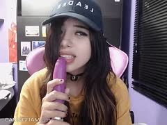 Geiles Teen zeigt vor der Webcam ihre Blowjob Künste am Dildo