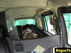 Asiatin beim interracial Sex im Taxi