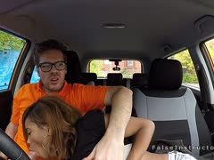 Ebony Fahrschülerin fickt ihren Lehrer im Auto