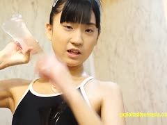 Japanisches Mädchen hat Spaß ganz alleine