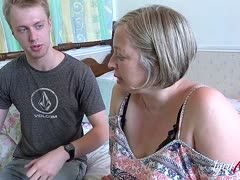 Blonde mollige Oma und der junge Schwanz