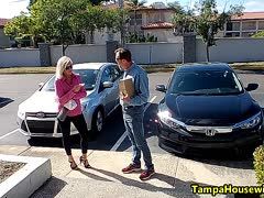 Der Paketbote und die geile Hausfrau