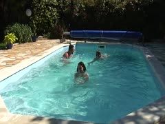 Geiler Dreier im Pool