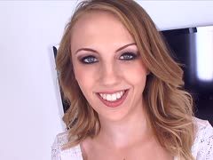 Ein hübsches Girl beim Schwanz lutschen