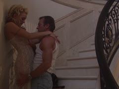 Auf der Treppe poppt er seine blonde Freudnin