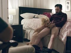 Devote Blondine fickt mit bärtigem Lover fremd