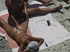 Geil am Strand zum Orgasmus gefingert