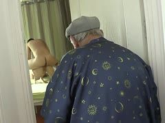 Opa schaut den Enkeln beim Ficken zu